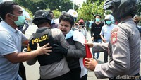 Polisi mengadang massa buruh di kawasan Taman Ria Senayan, Jakarta, Kamis (8/10/2020).