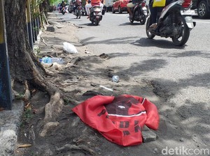 Massa Buruh dan Mahasiswa di Surabaya Copoti Bendera PDIP
