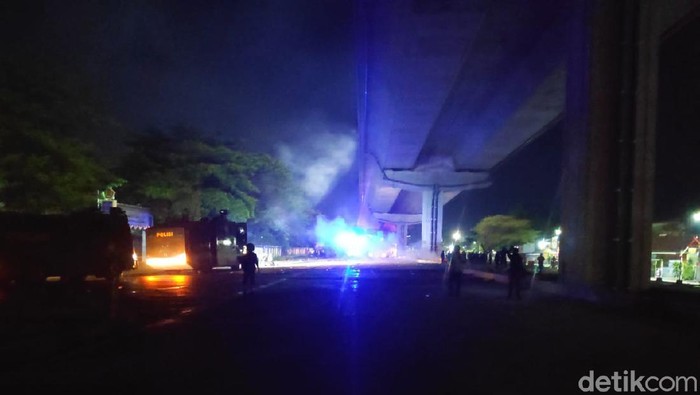 Bentrok massa demo tolak Omnibus Law di Makassar melebar ke jalan tol (Taufiq-detikcom).