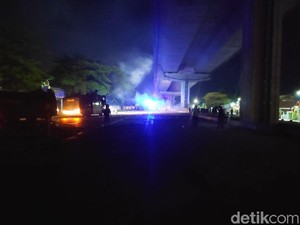 Bentrok Massa dengan Polisi di Makassar Melebar hingga Jalan Tol