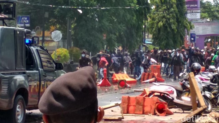 Bentrok Polisi-Demonstran di Cirebon
