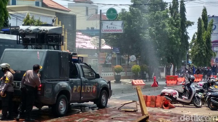 Bentrok Polisi-Demonstran di Cirebon
