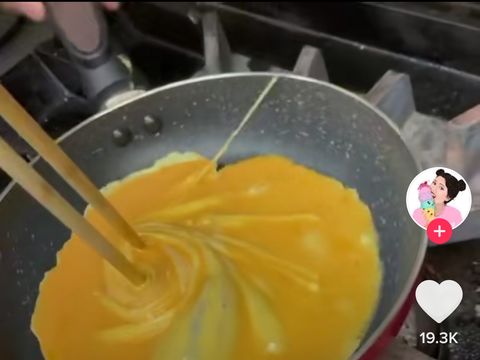Bikin Telur Dadar Tornado Ala Chef  Jepang, Hanya Modal Sumpit