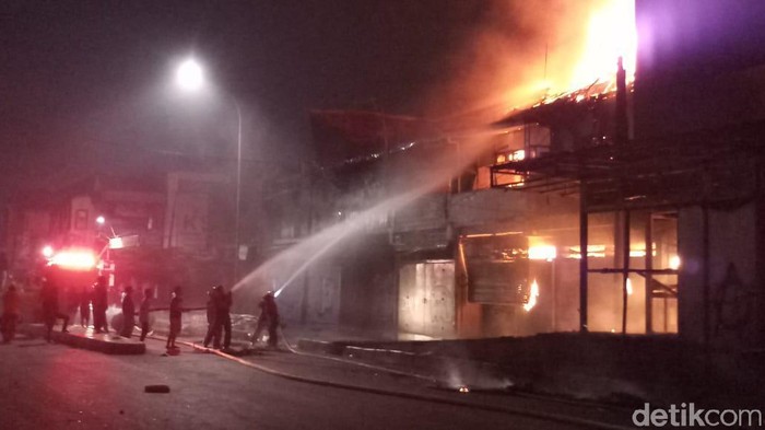 Bioskop Grand Theater di seberang Halte Pasar Senen, Jalan Kramat Bundar terbakar (Farih Maulana Sidik/detikcom).