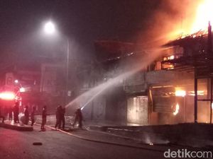 Damkar Padamkan Kebakaran Bioskop Grand Theater Senen