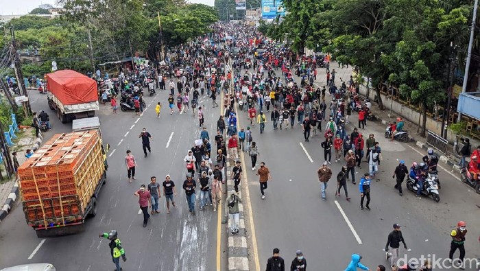 Blokade Dibuka, Buruh Mengalir ke Arah Kalideres Jakbar Polisi membuka blokade pagar betis di Jalan Daan Mogot Tangerang, Kamis (8/10). Alhasil, massa dari buruh dan pelajar mengalir ke arah Kalideres Jakarta Barat.
