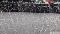 Polisi sempat menutup Jalan Daan Mogot Tangerang yang akan dilintasi buruh.