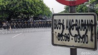 Polisi membentuk barikade untuk menghadang massa buruh. Kawat berduri juga dipasang di jalan tersebut.