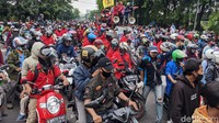 Rombongan buruh ini melintas ke arah Kalideres Jakarta Barat.