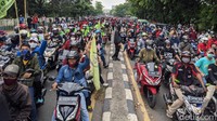 Massa buruh turun ke jalan untuk memprotes pengesahan RUU Cipta Kerja menjadi Undang-Undang oleh DPR.