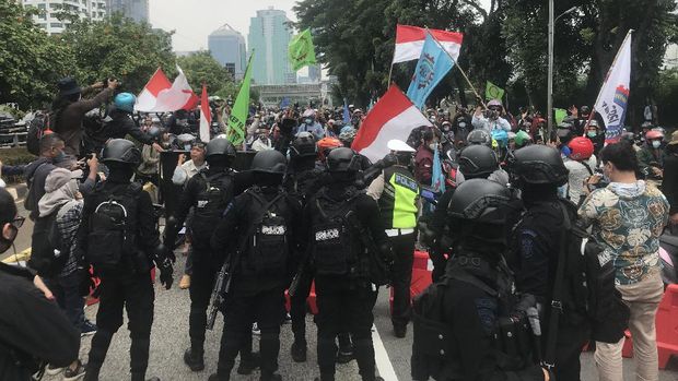 Brimob hadang massa buruh di depan JCC yang hendak menuju Gedung DPR RI