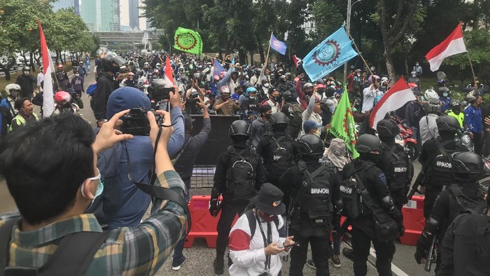 Brimob hadang massa buruh di depan JCC yang hendak menuju Gedung DPR RI