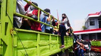 Buruh berangkat ke Gedung Sate menggunakan truk.