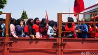 Mereka akan melakukan unjuk rasa dengan buruh dari daerah lainnya di depan Gedung Sate.