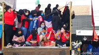 Massa aksi didominasi oleh buruh perempuan.