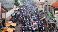 Sebagian buruh berangkat ke Gedung Sate menggunakan motor.