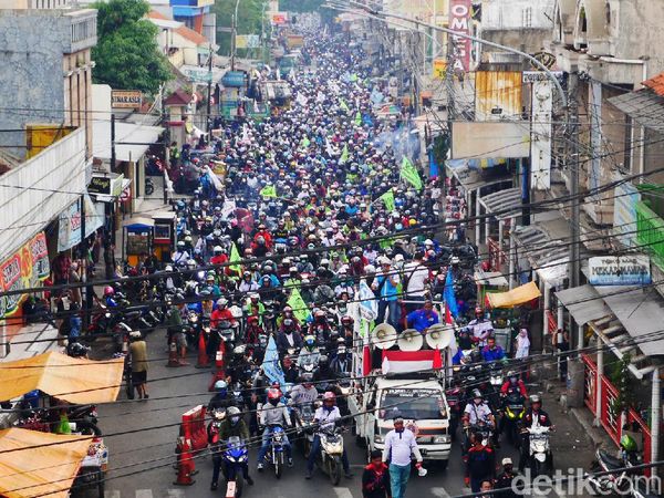 Buruh Cimahi Bergerak ke Gedung Sate Bandung