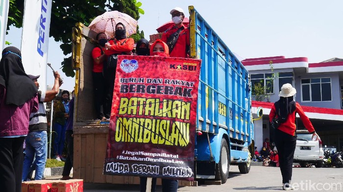 Buruh di Cimahi Begerak ke Gedung Sate Bandung Buruh dari Kota Cimahi mulai bergerak menuju ke Gedung Sate, Kota Bandung, untuk melaksanakan aksi unjuk rasa terkait pengesahan UU Omnibus Law, Kamis (8/10/2020).
