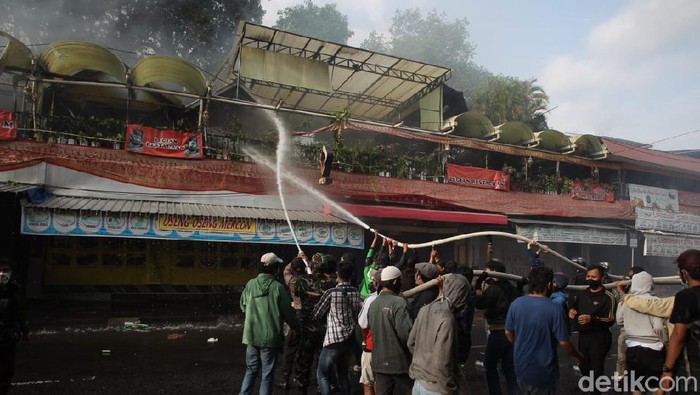 Cafe Legian Garden yang berada di dekat gedung DPRD DIY terbakar.