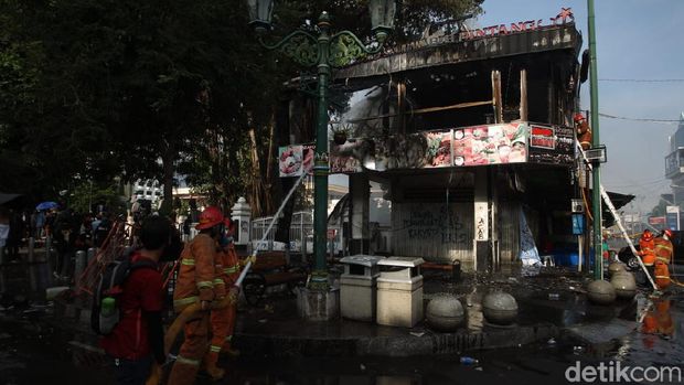 Cafe Legian Garden yang berada di dekat gedung DPRD DIY terbakar.
