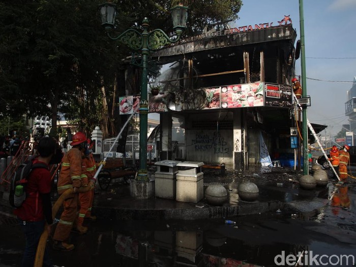 Cafe Legian Garden yang berada di dekat gedung DPRD DIY terbakar. Cafe Legian Garden yang berada di dekat gedung DPRD DIY terbakar.