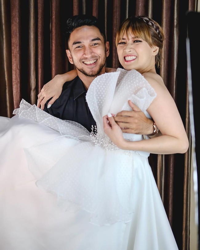 Chika Jessica yang pernah membintangi film Merantau bersama Iko Uwais dan Christine Hakim pada 2009 ini, menuai kritik dari warganet karena foto mesranya itu. Terlihat tangan Amec seperti menyentuh bagian dada Chika. Salfok sama tangan cowoknya pas lagi gendong, kata @isnayacita. Banyak yang salfok sama tangan cowoknya termasuk aku, tulis akun @rumanahlestari. Foto: Instagram @chikajessica88.