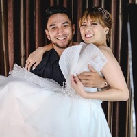 Chika Jessica yang pernah membintangi film Merantau bersama Iko Uwais dan Christine Hakim pada 2009 ini, menuai kritik dari warganet karena foto mesranya itu. Terlihat tangan Amec seperti menyentuh bagian dada Chika. Salfok sama tangan cowoknya pas lagi gendong, kata @isnayacita. Banyak yang salfok sama tangan cowoknya termasuk aku, tulis akun @rumanahlestari. Foto: Instagram @chikajessica88.