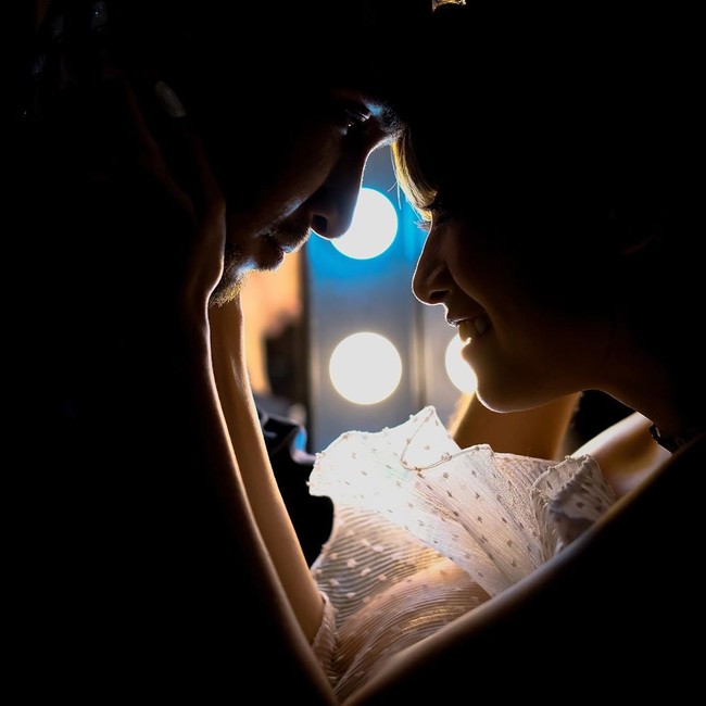 Chika Jessica dan Amec Aris selama ini secara diam-diam menjalani hubungan. Kini akhirnya Chika mau terbuka soal hubungan cintanya dengan duda satu anak itu. Lupa sih berapa lama, tapi baru kalau yang deket bangetnya. Kalau yang zaman-zamannya dia masih di Lyla dan aku ngehost aku malah inget-inget Abang pernah ketemu aku nggak ya, jelas Chika Jessica. Foto: Instagram @chikajessica88.