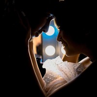 Chika Jessica dan Amec Aris selama ini secara diam-diam menjalani hubungan. Kini akhirnya Chika mau terbuka soal hubungan cintanya dengan duda satu anak itu. Lupa sih berapa lama, tapi baru kalau yang deket bangetnya. Kalau yang zaman-zamannya dia masih di Lyla dan aku ngehost aku malah inget-inget Abang pernah ketemu aku nggak ya, jelas Chika Jessica. Foto: Instagram @chikajessica88.