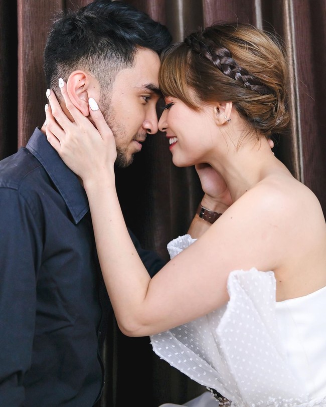 Berpose bak pasangan yang sedang melakukan pemotretan prewedding, Chika Jessica menegaskan foto-foto yang dilakukannya bersama Amec ini bukan untuk sesi foto sebelu menikah. Iya kan pakai gaun. Itu salah satu project juga, karena kan di-endorse makeup-nya, ada gaunnya. Jadi ya sudah gitulah seperti yang kayak lihat, ungkap Chika Jessica dengan malu-malu, saat ditemui usai mengisi acara Rumpi: No Secret, Trans TV, Jalan Kapten P Tendean, Jakarta Selatan, Rabu (7/10/2020). Foto: Instagram @chikajessica88.