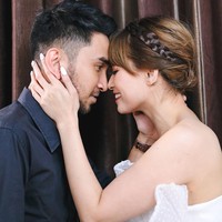 Berpose bak pasangan yang sedang melakukan pemotretan prewedding, Chika Jessica menegaskan foto-foto yang dilakukannya bersama Amec ini bukan untuk sesi foto sebelu menikah. Iya kan pakai gaun. Itu salah satu project juga, karena kan di-endorse makeup-nya, ada gaunnya. Jadi ya sudah gitulah seperti yang kayak lihat, ungkap Chika Jessica dengan malu-malu, saat ditemui usai mengisi acara Rumpi: No Secret, Trans TV, Jalan Kapten P Tendean, Jakarta Selatan, Rabu (7/10/2020). Foto: Instagram @chikajessica88.