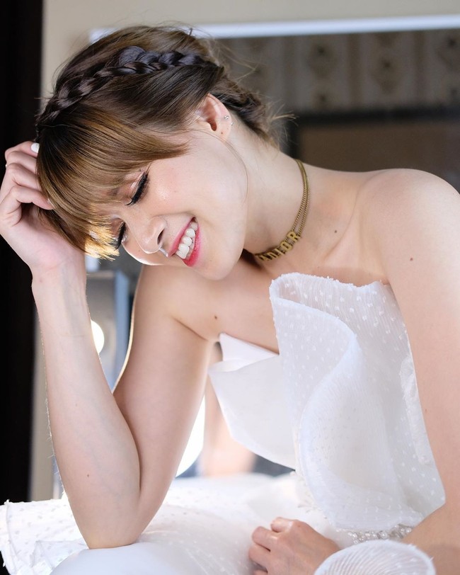 Saat berpose mesra dengan Amec, Chika Jessica terlihat bak wanita Korea berkat riasan Athalia Makeupartist. Rambutnya dibentuk oleh Rurypadwa dan momen tersebut diabadikan oleh fotografer Donyandara. Foto: Instagram @chikajessica88.