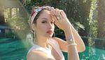 Cinta Laura Bikin Salfok dengan Dress Transparan