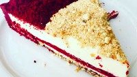 “Kue terenak yang saya makan selama ini,” ujar Dalton. Ia menikmati red velvet pie buatan Union di Plaza Senayan. Foto: Instagram daltonit