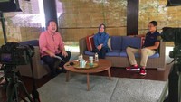 Ketika syuting program acara Hot Indonesia, ketiga host ini sangat kompak. Mereka mengobrol ditemani secangkir minuman. Foto: Instagram daltonit