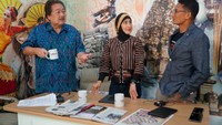 Dalton (kiri) adalah warga negara Amerika Serikat yang lahir pada 13 Juni 1954. Di Indonesia, ia pernah menjadi pembaca berita berbahasa Inggris dalam program Indonesia Now. Foto: Instagram daltonit