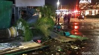 Pot-pot bunga dipecah oleh pendemo yang marah.