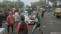 Mobil patroli lalu lintas dirusak massa di sekitar Gedung DPRD Jatim.
