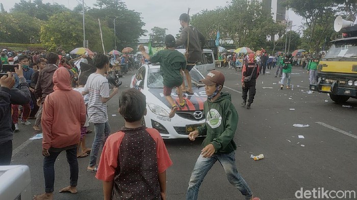 Aksi demo menolak UU Omnibus Law di Surabaya berlangsung anarkis. Berikut rangkuman peristiwa yang dirangkum dalam bingkai foto.