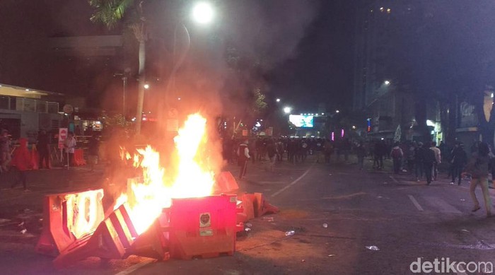 Aksi demo menolak UU Omnibus Law di Surabaya berlangsung anarkis. Berikut rangkuman peristiwa yang dirangkum dalam bingkai foto.
