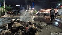 Pernak-pernik hiasan di sepanjang pedestrian dihancurkan dan dibakar.