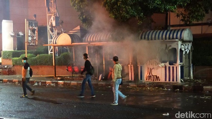 Aksi demo menolak UU Omnibus Law di Surabaya berlangsung anarkis. Berikut rangkuman peristiwa yang dirangkum dalam bingkai foto.