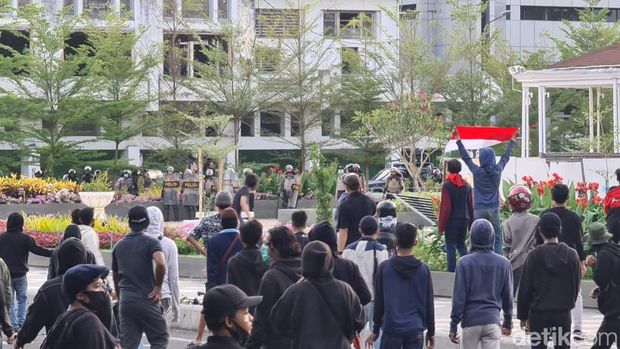 Aksi demo menolak UU Omnibus Law di Surabaya berlangsung anarkis. Berikut rangkuman peristiwa yang dirangkum dalam bingkai foto.