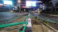 Pagar pembatas jalan dirobohkan.