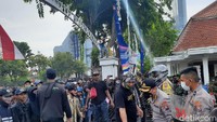 Pagar di gedung Negara Grahadi dijebol pendemo.