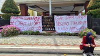 Papan Nama DPRD Surabaya di Jalan Yos Sudarso tak luput dari sasaran pendemo.