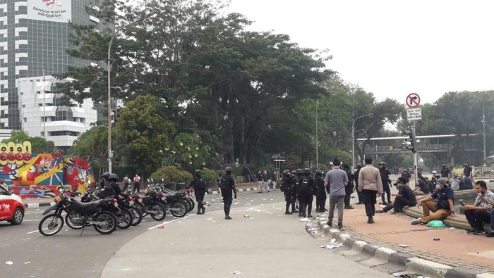 Polisi berhasil menguasai area patung kuda, Jakarta Pusat, Kamis (8/10/2020).