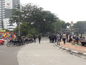 Polisi Tembakkan Gas Air Mata, Massa Demo Berhamburan dari Patung Kuda