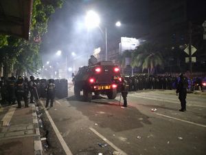 Dipukul Mundur Polisi, Massa Demo di Harmoni Gerak ke Jalan Hasyim Ashari