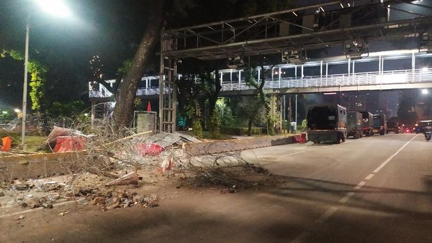 Bekas kawat berduri di depan Kemenko Polhukam belum dibersihkan, Jalan Medan Merdeka Barat, Jakarta Pusat, Kamis (8/10/2020).